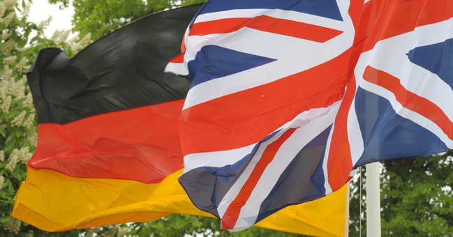 Die Flaggen Großbritanniens und Deutschlands wehen am Mittwoch (29.04.2009) im Garten von Schloss Bellevue in Berlin. 