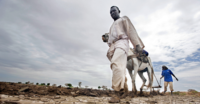 Afrikanische Bauern auf einen von Dürre betroffenen Feld