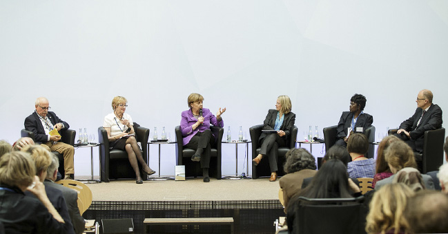 Bundeskanzlerin Angela Merkel im Dialog mit Vertretern von Nichtregierungsorganisationen.