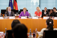Bundeskanzlerin Angela Merkel diskutiert mit Jugendlichen im Kanzleramt.