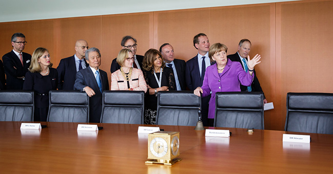 Bundeskanzlerin Angela Merkel zeigt Wirtschaftsvertreterinnen und -vertreter der G7-Staaten den Kabinettsaal.