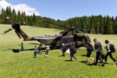 Garmisch-Partenkirchen: Pressevertreter werden mit dem Hubschrauber transportiert