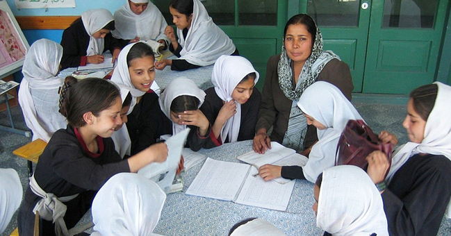 Hausaufgabenbetreuung_in_der_Schuelerbibliothek.JPGHausaufgaben, Bibliothek, Bildung, Mädchen, Afghanistan, Kabul