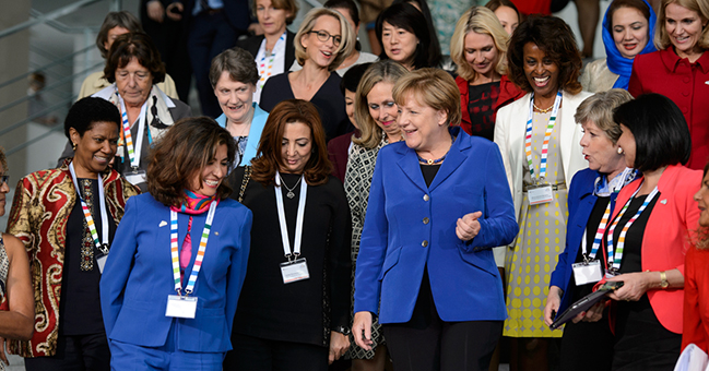 Bundeskanzlerin Angela Merkel und Teilnehmerinnen beim Familienfoto zum G7-Dialogforum.