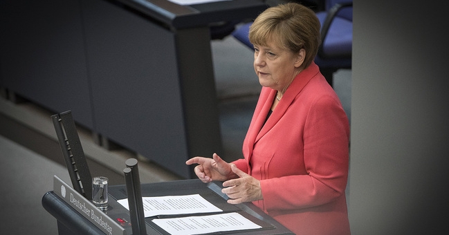 Bundeskanzlerin Angela Merkel spricht im Bundestag.