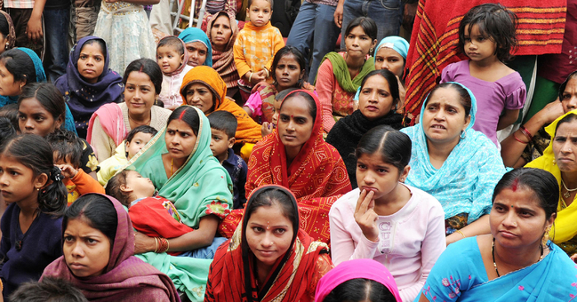 Frauen und Kinder einer Schule im Slumprojekt Rangpuri Pahadi in Dehli