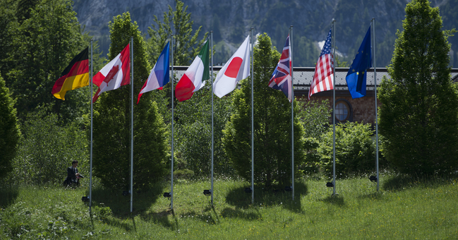 Die Fahnen der G7-Nationen  stehen vor Schloss Elmau neben der Fahne der Europäischen Union.