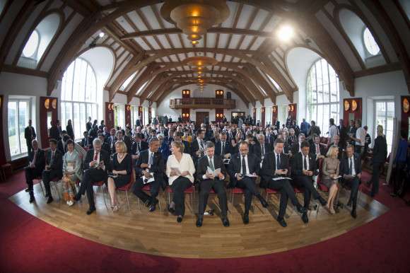 Am Abend besuchen die Staats- und Regierungschefs und ihre Partner ein Konzert im Konzertsaal von Schloss Elmau. Auf dem Programm steht ein Strauss-Liederabend.