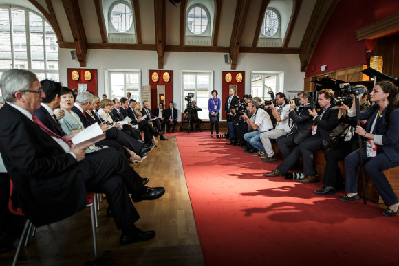 Am Abend besuchen die Staats- und Regierungschefs und ihre Partner ein Konzert im Konzertsaal von Schloss Elmau. Auf dem Programm steht ein Strauss-Liederabend.