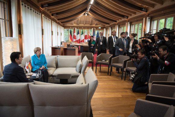 Am Nachmittag trifft sich Bundeskanzlerin Angela Merkel mit dem japanischen Premierminister Shinzo Abe zu einem bilateralen Gespräch.