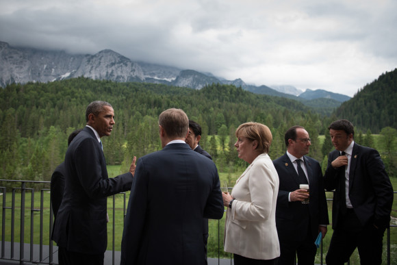 Aperitif vor dem Arbeitsabendessen auf der Terrasse: Obama (USA), Tusk (EU-Rat), Abe (Japan, verdeckt), Merkel (Deutschland), Hollande (Frankreich), Renzi (Italien) (v.l.)