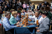 Bundeskanzlerin Angela Merkel, ihr Mann Joachim Sauer (l.) und US-Präsident Barack Obama nehmen in Krün ein traditionelles bayerisches Frühstück - eine Brotzeit - zu sich. 