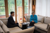 Bundeskanzlerin Angela Merkel trifft Japans Premier Shinzo Abe zu einem bilateralen Gespräch.