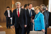 Bundeskanzlerin Angela Merkel und der kanadische Premierminister Stephen Harper vor der ersten Arbeitssitzung der G7. 