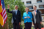 Bundeskanzlerin Angela Merkel und ihr Ehemann Joachim Sauer begrüßen US-Präsident Barack Obama (l.) vor Schloss Elmau.