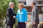 Bundeskanzlerin Angela Merkel und ihr Ehemann Joachim Sauer (r.) begrüßen den Präsidenten der Europäischen Kommission, Jean-Claude Juncker, vor Schloss Elmau.