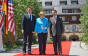 Bundeskanzlerin Angela Merkel und ihr Ehemann Joachim Sauer (r.) begrüßen den Premierminister von Großbritannien, David Cameron, vor Schloss Elmau.