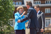 Bundeskanzlerin Angela Merkel und ihr Ehemann Joachim Sauer (r.) begrüßen den Premierminister von Großbritannien, David Cameron, vor Schloss Elmau.