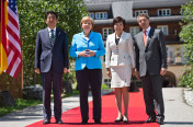 Bundeskanzlerin Angela Merkel und ihr Ehemann Joachim Sauer (r.) begrüßen den Premierminister von Japan, Shinzo Abe, und dessen Ehefrau Akie (2.v.r.) vor Schloss Elmau.