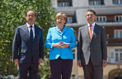Bundeskanzlerin Angela Merkel und ihr Ehemann Joachim Sauer (r.) begrüßen Frankreichs Präsident François Hollande vor Schloss Elmau.