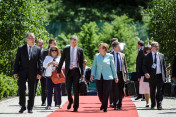 Bundeskanzlerin Angela Merkel und ihre Berater während ihrer Ankunft am Schloss Elmau - dem Tagungsort des G7-Gipfels.