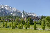 Das Schloss Elmau am 07.06.2015 vor dem Alpenpanorama.