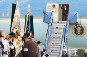 Der US-amerikanische Präsident Barack Obama winkt am 07.06.2015 auf dem Flughafen München bei seiner Ankunft.