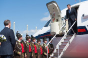 Der britische Premierminister David Cameron wird am 07.06.2015 auf dem Flughafen München von Gebirgsschützen empfangen.