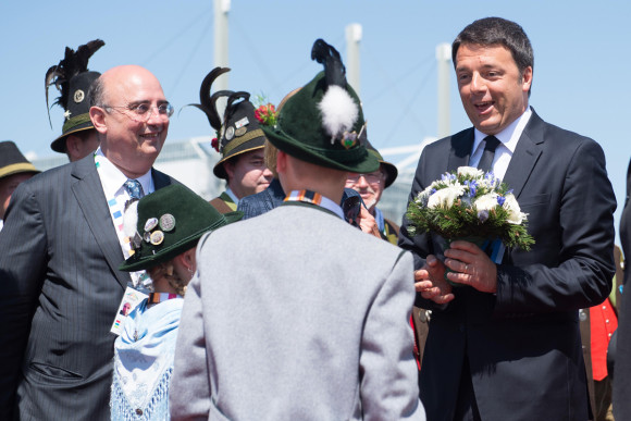 Der italienische Ministerpräsident Matteo Renzi wird am 07.06.2015 auf dem Flughafen München von Kindern in Tracht empfangen.