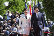 Der japanische Premierminister Shinzo Abe und seine Frau Akie auf dem Weg zur Begrüßung durch die Bundeskanzlerin Angela Merkel und ihrem Mann Joachim Sauer.