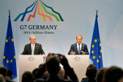 Der Präsident der Europäischen Kommission, Jean-Claude Juncker (l.), und der Präsident des Europäischen Rates, Donald Tusk, geben am 07.06.2015 im Briefingcenter von Schloss Elmau eine Pressekonferenz.