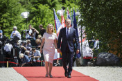 Der Präsident des Europäischen Rates Donald Tusk und seine Frau Małgorzata auf dem Weg zur Begrüßung durch die Bundeskanzlerin Angela Merkel und ihrem Mann Joachim Sauer.