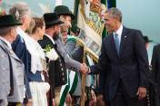 Der US-amerikanische Präsident Barack Obama wird am 07.06.2015 auf dem Flughafen München bei seiner Ankunft von Mitgliedern einer Trachtengruppe begrüßt.