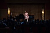 Die Kammersängerin Waltraud Meier trägt Lieder von Richard Strauss vor, begleitet wird sie vom Pianisten Joseph Breinl. Das Konzert für die G7 Staats- und Regierungschefs und ihre Partner findet im Konzertsaal von Schloss Elmau statt.