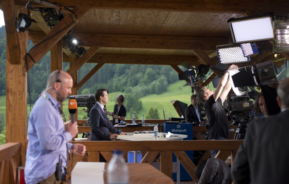 Die Medienvertreter berichten von der Aufsagerposition am Briefingcenter Elmau. 