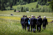 Die Staats- und Regierungschefs der G7 auf dem Weg zum Familienfoto.