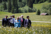 Die Staats- und Regierungschefs der G7 auf dem Weg zum Familienfoto.