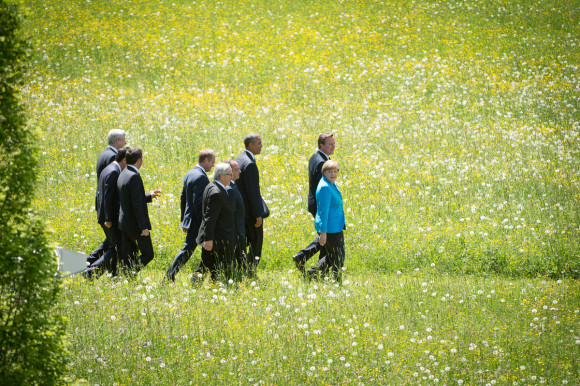 Die Staats- und Regierungschefs der G7 sowie EU-Ratspräsident Tusk und EU-Kommissionspräsident Juncker auf dem Weg zum G7 Familienfoto. 