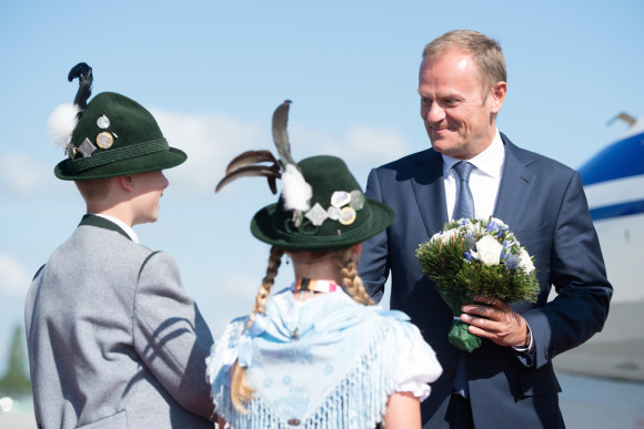 Donald Tusk, Präsident des Europäischen Rates, wird am 07.06.2015 auf dem Flughafen München von zwei Kindern in Tracht begrüßt.