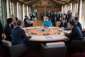 Erste Arbeitssitzung der G7 zu den Themen Weltwirtschaft, Wachstum und Werte. Merkel (Deutschland), Hollande (Frankreich), Cameron (Großbritannien), Renzi (Italien), Tusk (EU-Rat), Abe (Japan), Harper (Kanada), Obama (USA) (im Uhrzeigersinn). 