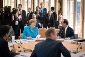 Erste Arbeitssitzung zu den Themen Weltwirtschaft, Wachstum und Werte. Im Bild: Abe (Japan), Merkel (Deutschland), Tusk (EU-Rat), Hollande (Frankreich) (v.l.)