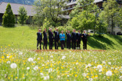 Familienfoto der G7 Staats- und Regierungschefs: Tusk ( Europäischer Rat), Abe (Japan), Harper (Kanada), Obama (USA), Merkel (Deutschland), Hollande (Frankreich), Cameron (Großbritannien), Renzi (Italien), Juncker (Europäische Kommission) (v.l.)