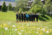 Familienfoto der G7 Staats- und Regierungschefs: Tusk ( Europäischer Rat), Abe (Japan), Harper (Kanada), Obama (USA), Merkel (Deutschland), Hollande (Frankreich), Cameron (Großbritannien), Renzi (Italien), Juncker (Europäische Kommission) (v.l.)