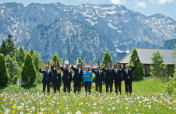 Familienfoto der G7: Tusk (EU-Ratspräsident), Abe (Japan),  Harper (Kanada), Obama (USA), Merkel (Deutschland), Hollande (Frankreich), Cameron (Großbritannien), Renzi (Italien) und Juncker (EU-Kommission).