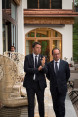 Italiens Ministerpräsident Matteo Renzi und der französische Staatpräsident François Hollande unterhalten sich vor dem Retreat Schloss Elmau.