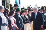 Jean-Claude Juncker, Präsident der Europäischen Kommission, wird am 07.06.2015 auf dem Flughafen München von einer bayerischen Trachtengruppe empfangen.