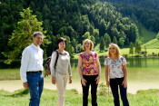 Joachim Sauer, Akie Abe, Laureen Harper und Małgorzata Tusk spazieren am 07.06.2015 am Ferchensee, unweit von Schloss Elmau.
