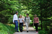 Joachim Sauer, Małgorzata Tusk, Akie Abe und Laureen Harper spazieren am 07.06.2015 zum Ferchensee, unweit von Schloss Elmau.