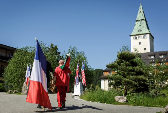 Letzte Vorbereitungen für die Ankunft der Staats- und Regierungschefs vor Schloss Elmau.