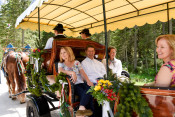 Małgorzata Tusk, Joachim Sauer, Regine Pecorini-Kotsch und Laureen Harper fahren in einer Kutsche durch die bayerische Landschaft in der Nähe von Schloss Elmau.